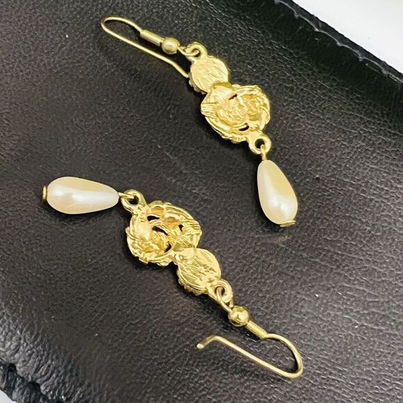 Vintage Earrings Red Lucite Gripoix Dangle Drop Pearls Gold Roses Pierced 1319 - Picture 5 of 7